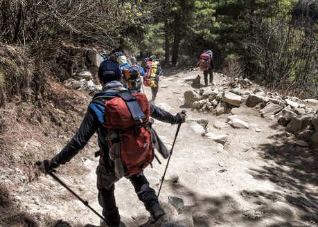 Nepal, Solo Khumbu, Everest, Sagamartha-Nationalpark, Bergsteiger auf Schotterpiste - ALRF01254