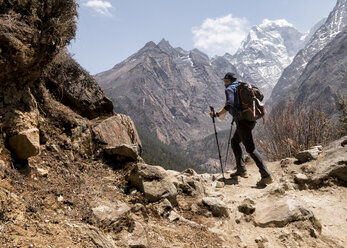 Nepal, Solo Khumbu, Everest, Sagamartha-Nationalpark, Bergsteiger wandern im Himalaya - ALRF01257