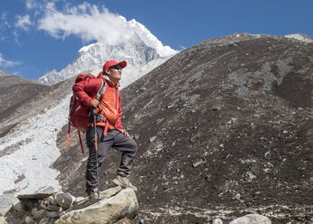Nepal, Solo Khumbu, Everest, Sagamartha-Nationalpark, Bergsteiger wandern im Himalaya - ALRF01258