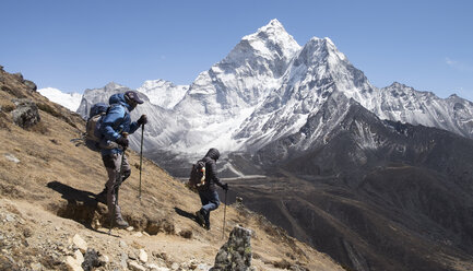 Nepal, Solo Khumbu, Everest, Sagamartha-Nationalpark, Bergsteiger wandern im Himalaya - ALRF01259