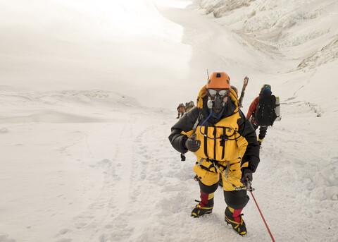 Nepal, Solo Khumbu, Everest, Sagamartha National Park, Seilschaft beim Aufstieg, mit Sauerstoffmasken, lizenzfreies Stockfoto