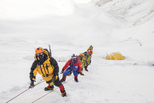 Nepal, Solo Khumbu, Everest, Sagamartha National Park, Roped team ascending, wearing oxigen masks - ALRF01261