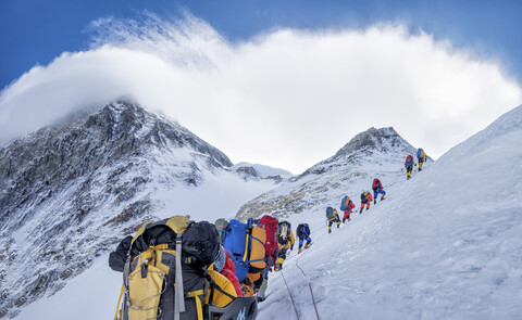 Nepal, Solo Khumbu, Everest, Sagamartha National Park, Seilschaft beim Aufstieg, mit Sauerstoffmasken, lizenzfreies Stockfoto