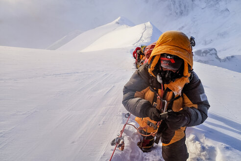 Nepal, Solo Khumbu, Everest, Sagamartha National Park, Roped team ascending, wearing oxigen masks - ALRF01263