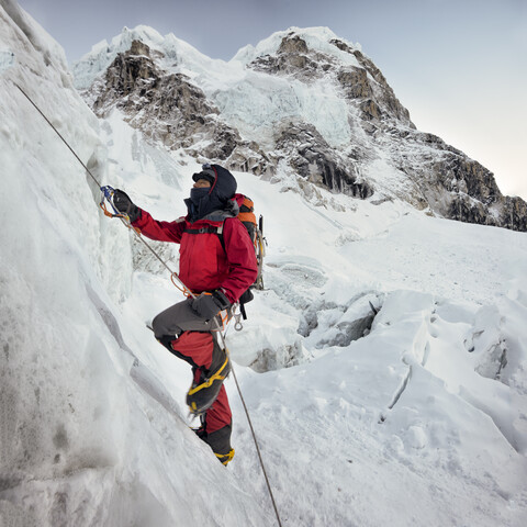 Nepal, Solo Khumbu, Everest, Sagamartha National Park, Mountaineer climbing icefall stock photo