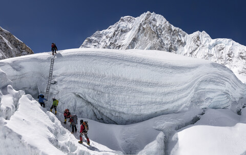 Nepal, Solo Khumbu, Everest, Sagamartha-Nationalpark, Bergsteiger beim Klettern im Eisfall, lizenzfreies Stockfoto