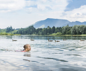 Mädchen schwimmt im See, Füssen, Bayern, Deutschland - CUF23352