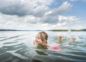 Mädchen schwimmt im See - CUF23353