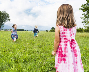 Kinder laufen auf einem Feld, Füssen, Bayern, Deutschland - CUF23357