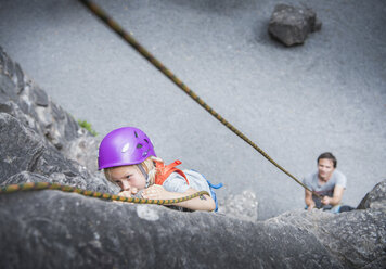 Junge mit Kletterhelm beim Klettern - CUF23363