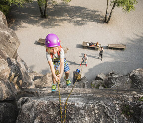 Junge mit Kletterhelm beim Klettern - CUF23365