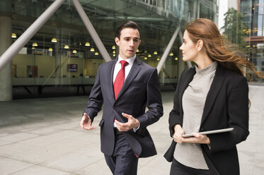 Businesspeople in city walking and talking - CUF23381