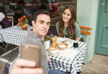 Paar auf dem Bürgersteig Café sprechen Selfie - CUF23396