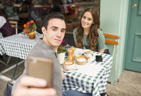 Paar auf dem Bürgersteig Café sprechen Selfie - CUF23396