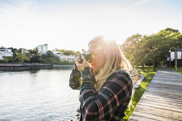 Frau beim Fotografieren am Hafen von Granville Island, Vancouver, Kanada - CUF23454