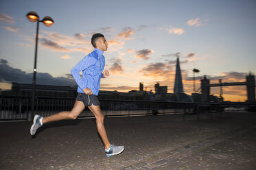 Mann läuft, Tower Bridge und The Shard im Hintergrund, Wapping, London, UK - CUF23527