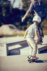 Junge auf dem Skateboard im Park - CUF23544