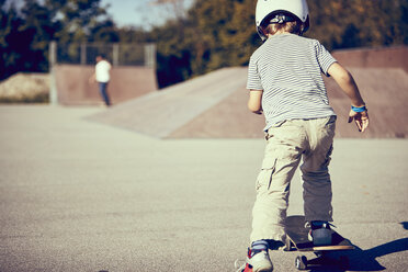 Junge auf dem Skateboard im Park - CUF23546