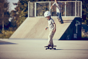 Junge auf dem Skateboard im Park - CUF23547