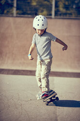 Junge auf dem Skateboard im Park - CUF23548