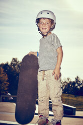 Junge mit Skateboard im Park - CUF23549