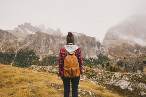 Wanderer mit Blick auf den Berg Lagazuoi, Dolomiten, Südtirol, Italien - CUF23553