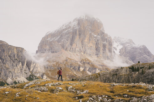 Wanderer, der Berg Lagazuoi im Hintergrund, Dolomiten, Südtirol, Italien - CUF23554