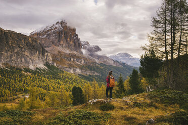 Wanderer genießt die Landschaft, Berg Lagazuoi, Dolomiten, Südtirol, Italien - CUF23557