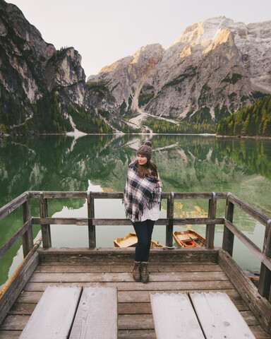Frau lehnt an Holzgeländer, Pragser Wildsee, Dolomiten, Pragser Tal, Südtirol, Italien, lizenzfreies Stockfoto