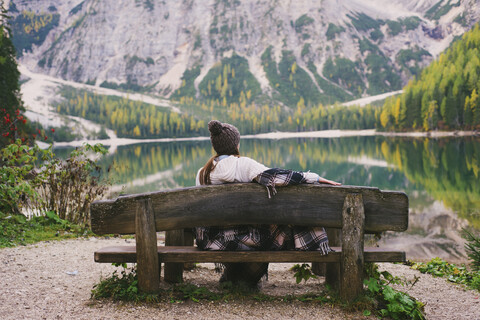 Frau entspannt auf Parkbank, Pragser Wildsee, Dolomiten, Pragser Tal, Südtirol, Italien, lizenzfreies Stockfoto