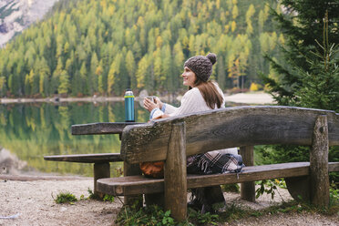 Frau entspannt auf Parkbank, Pragser Wildsee, Dolomiten, Pragser Tal, Südtirol, Italien - CUF23567