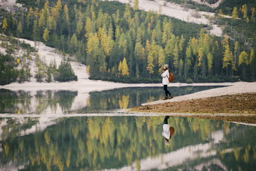 Frau genießt Aussicht, Pragser Wildsee, Dolomiten, Pragser Tal, Südtirol, Italien - CUF23568