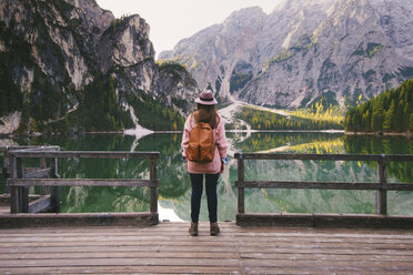 Frau genießt Aussicht auf Steg, Pragser Wildsee, Dolomiten, Pragser Tal, Südtirol, Italien - CUF23570