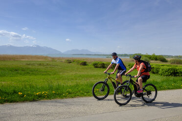 Germany, Upper Bavaria, Seebruck, Chiemgau, Chiemsee, cyclists - LBF01952