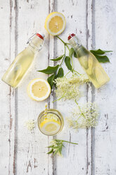 Hausgemachter Holunderblütensirup, Zitronenscheiben, Blätter und Holunderblüten - LVF07039