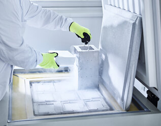 Chemiker öffnen Tiefkühltruhe mit Handschuhen - CVF00726