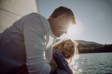 Glückliches Paar auf einem Segelboot - JLOF00001