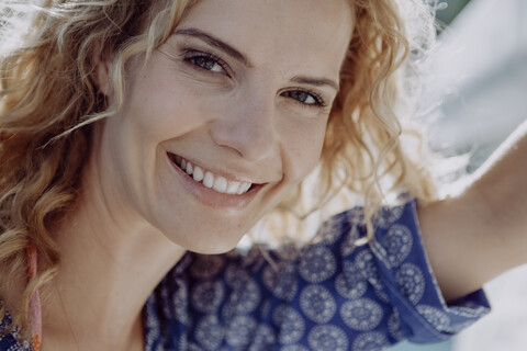 Porträt einer lächelnden blonden Frau, lizenzfreies Stockfoto