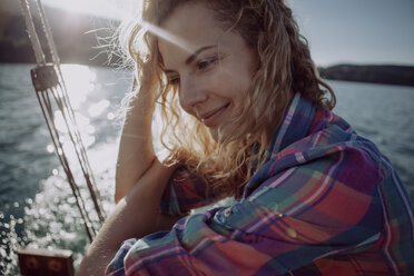 Porträt einer lächelnden Frau auf einem Segelboot - JLOF00025