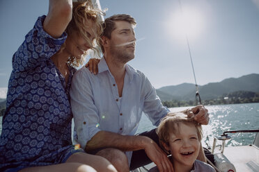 Glückliche Familie auf einem Segelboot - JLOF00027