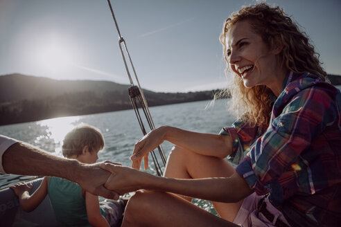 Happy family on a sailing boat - JLOF00032