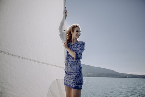 Lächelnde Frau auf einem Segelboot, lizenzfreies Stockfoto