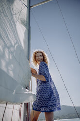 Lächelnde Frau auf einem Segelboot - JLOF00052
