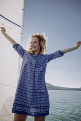 Glückliche Frau auf einem Segelboot stehend - JLOF00053