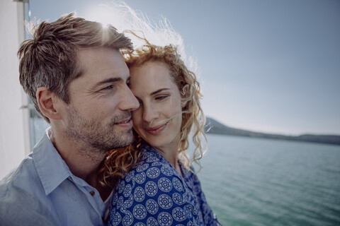 Glückliches Paar auf einem Segelboot, lizenzfreies Stockfoto