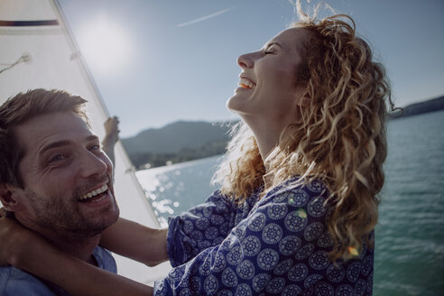 Glückliches Paar auf einem Segelboot - JLOF00062