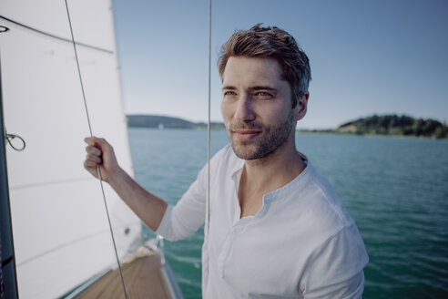 Porträt eines Mannes auf einem Segelboot - JLOF00070