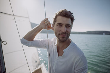 Porträt eines Mannes auf einem Segelboot - JLOF00071
