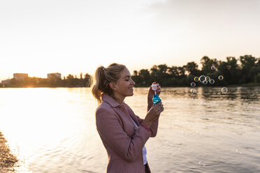 Blond woman and soap bubble - UUF14062