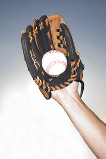Nahaufnahme einer weiblichen Hand, die einen Ball hält und einen Baseballhandschuh trägt, Miami, Florida, USA - CUF23640